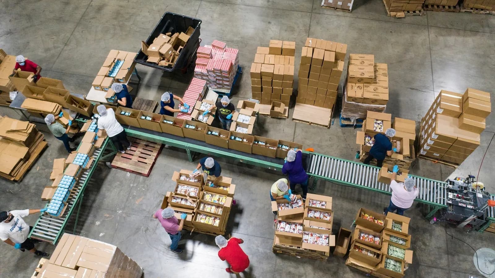 Interior de um centro de distribuição com mercadorias paletizadas.